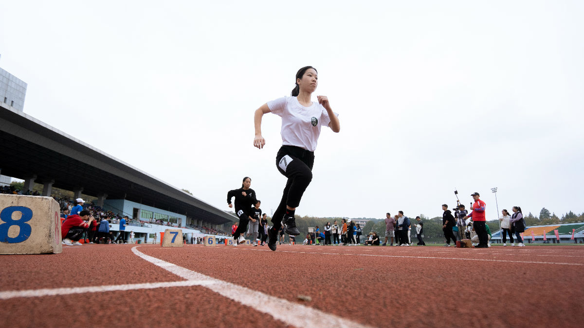 女子3000米蔡梦倩起跑（学通社记者 刘博文 摄）