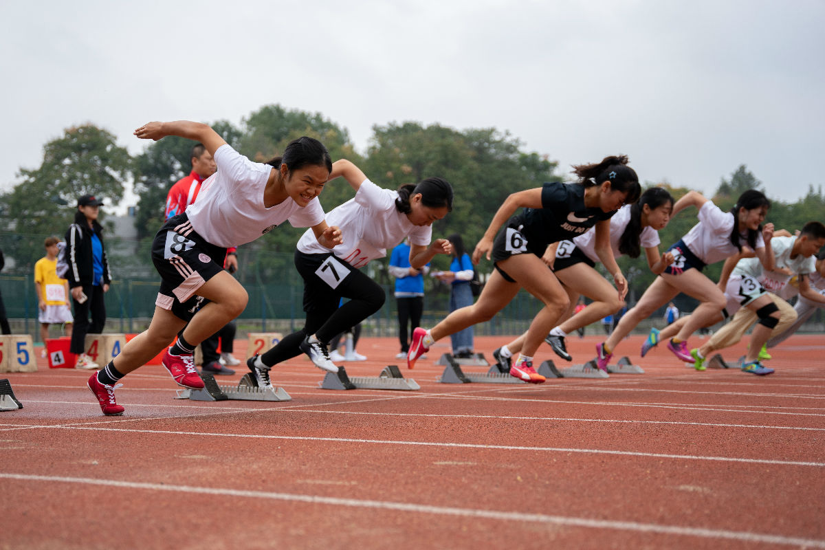 女子100米起跑（学通社记者 杨宇轩 摄）